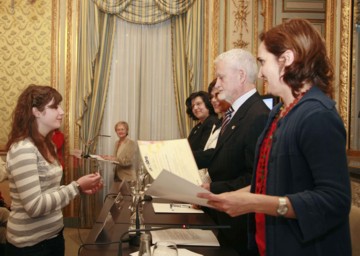 Blanca Diez recoge su premio de manos del Presidente de CEDRO, Juan Mollá